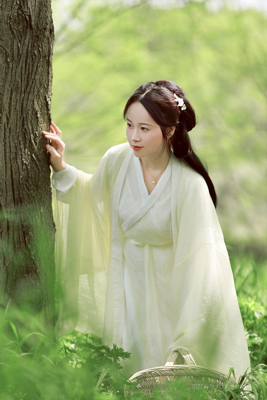 清新脱俗的古典古装美女艺术照图片
