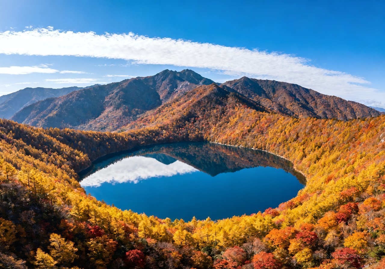 湖泊秋天意境天空唯美山水山峰