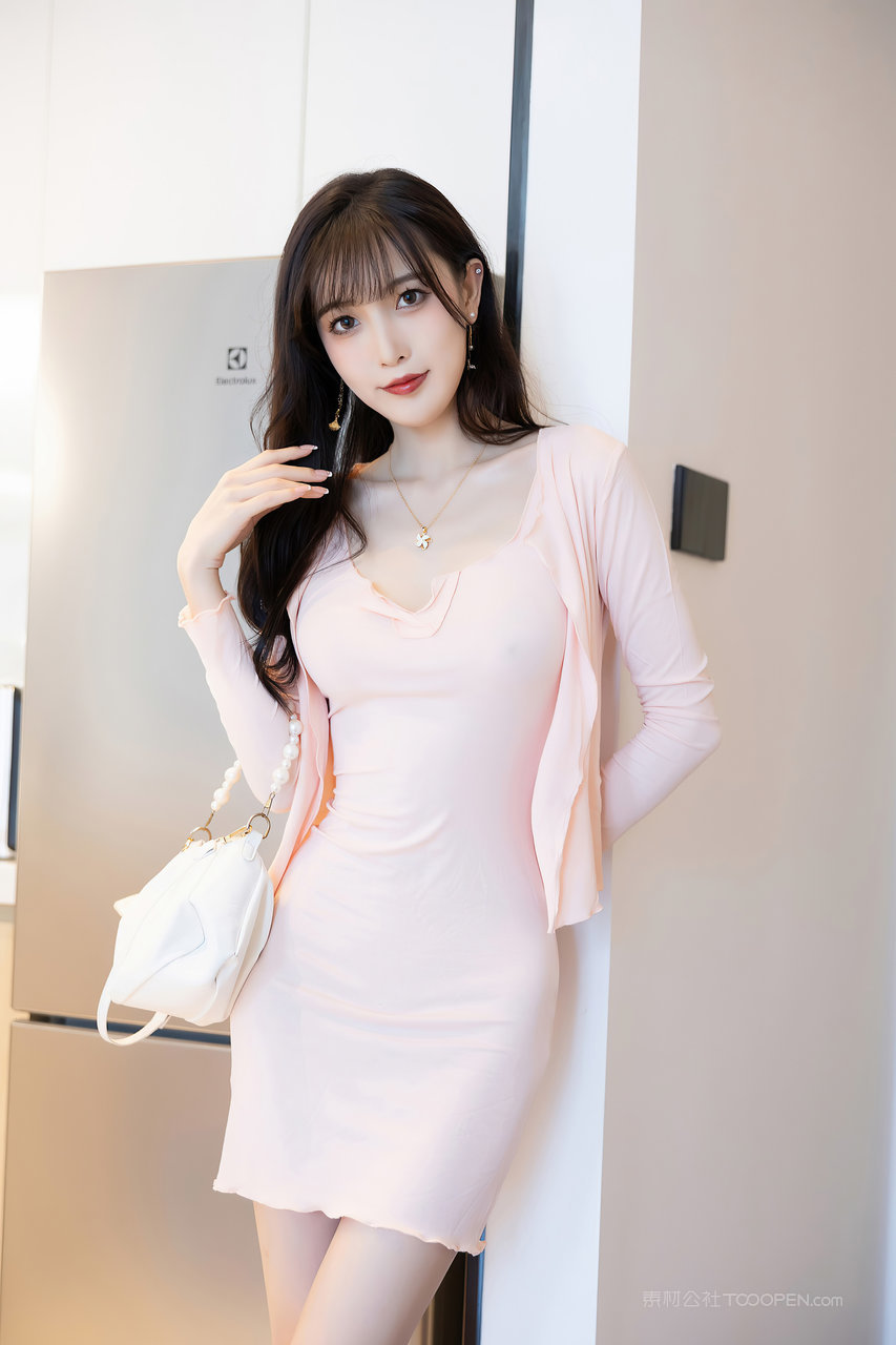 穿粉色超短裙的美女模特林星阑高清写真图片