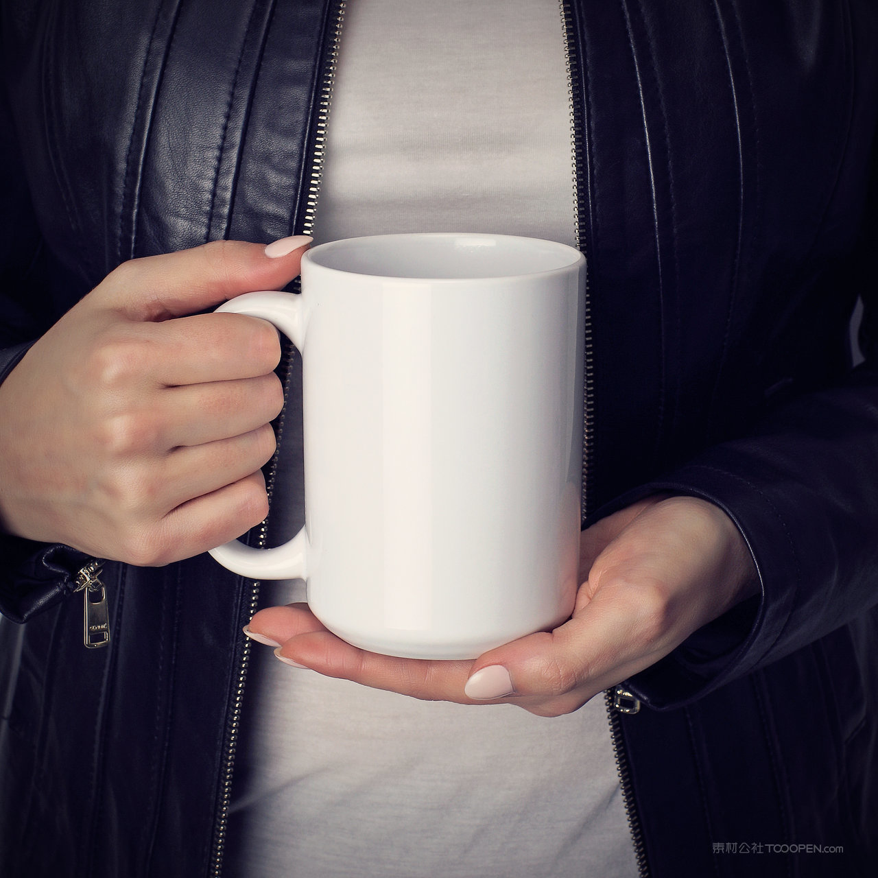 穿皮衣的男子手拿马克杯样机