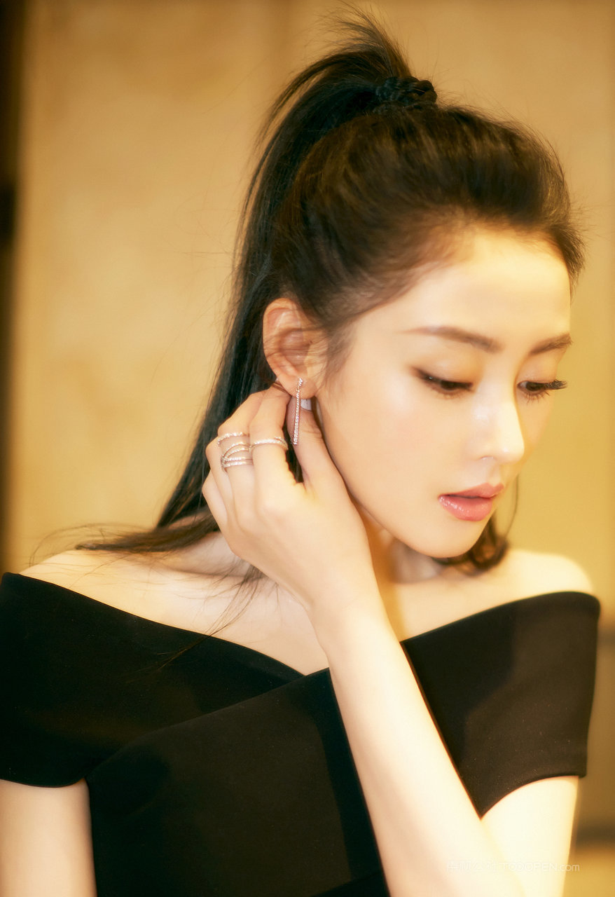 扎着高马尾发型的中国美女明星张天爱个人写真图片