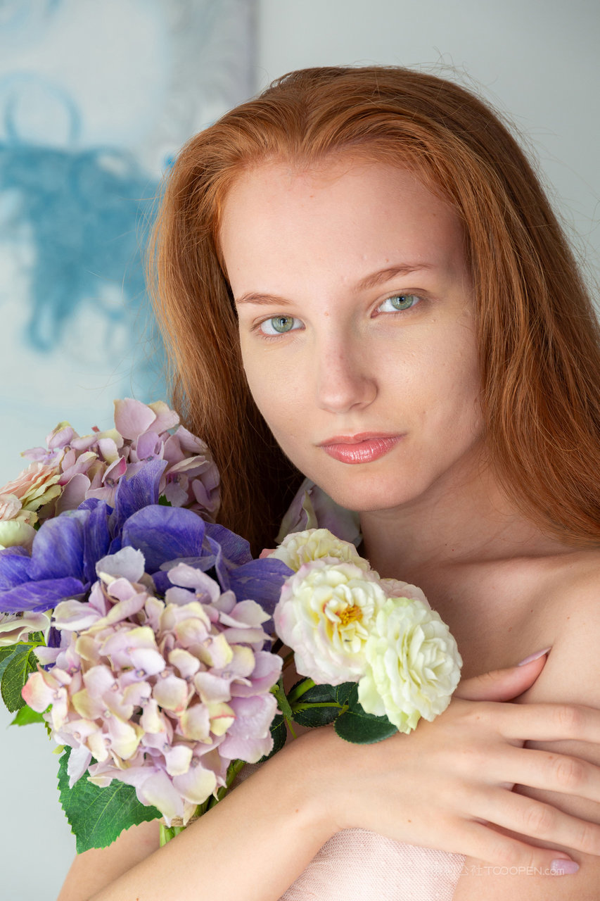 抱着鲜花的欧美美女