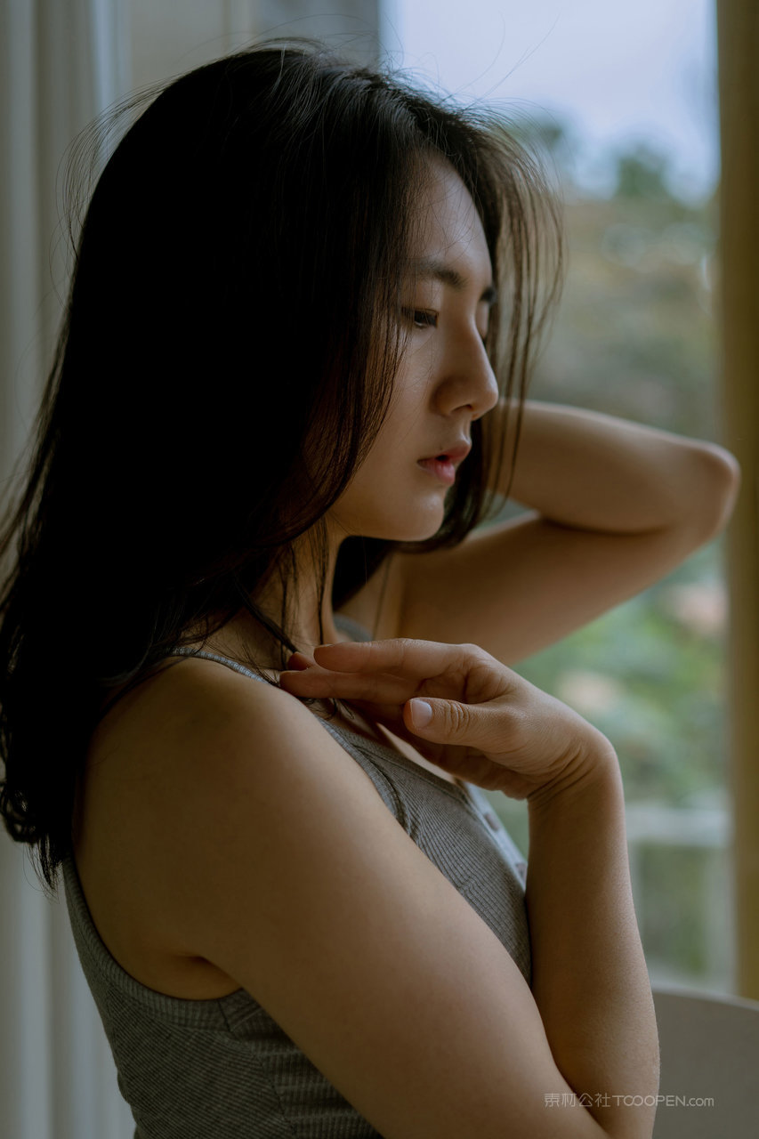 慵懒风女生艺术摄影图片