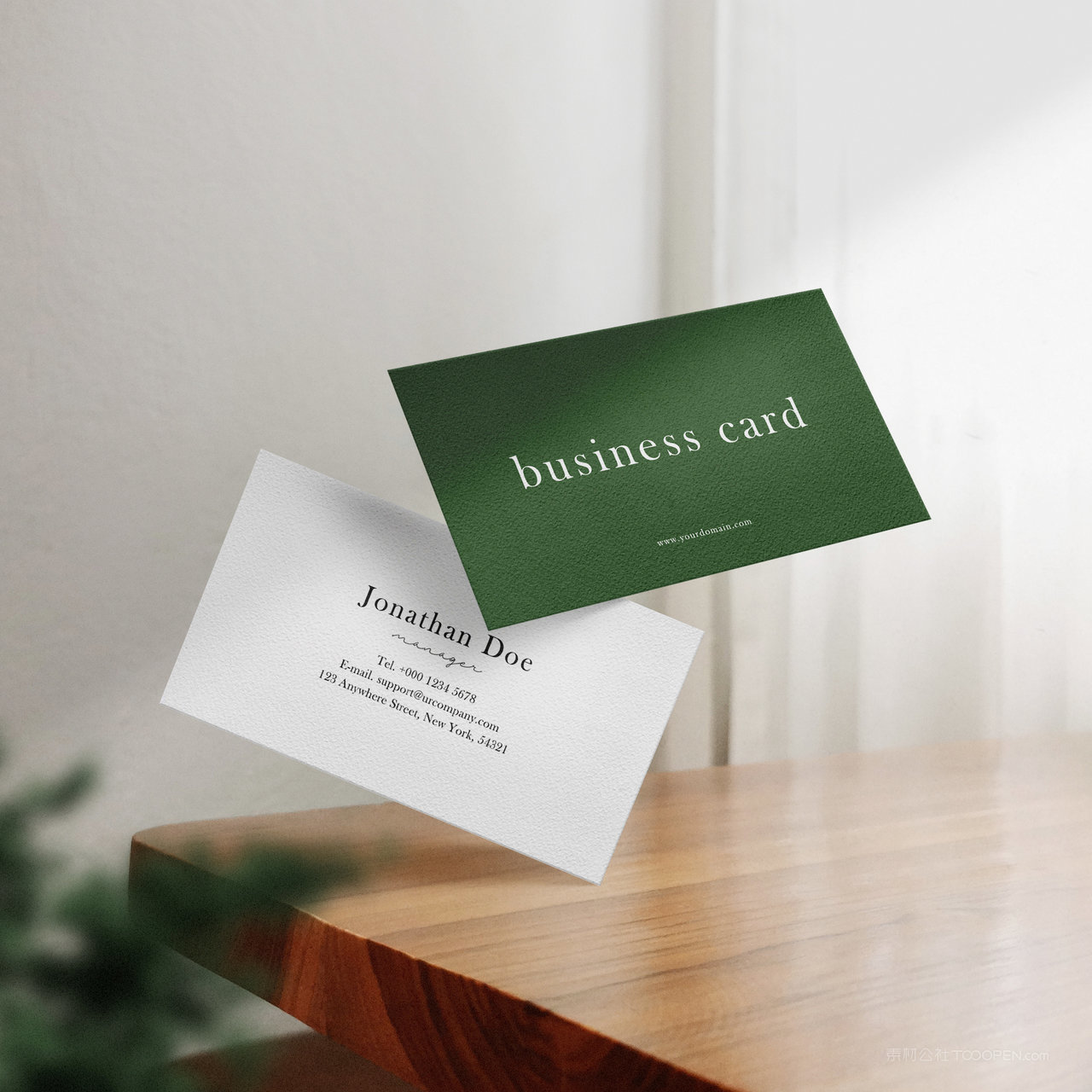 桌面上的名片正反面贴图样机