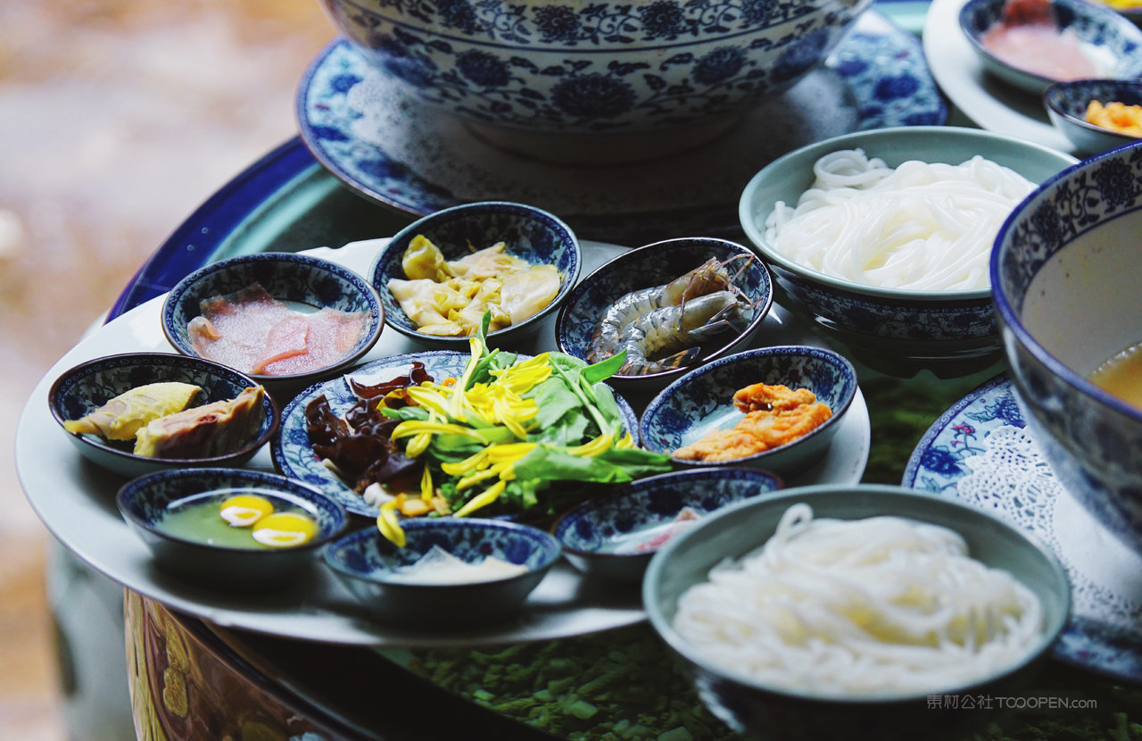 云南特色过钱米线局部特写