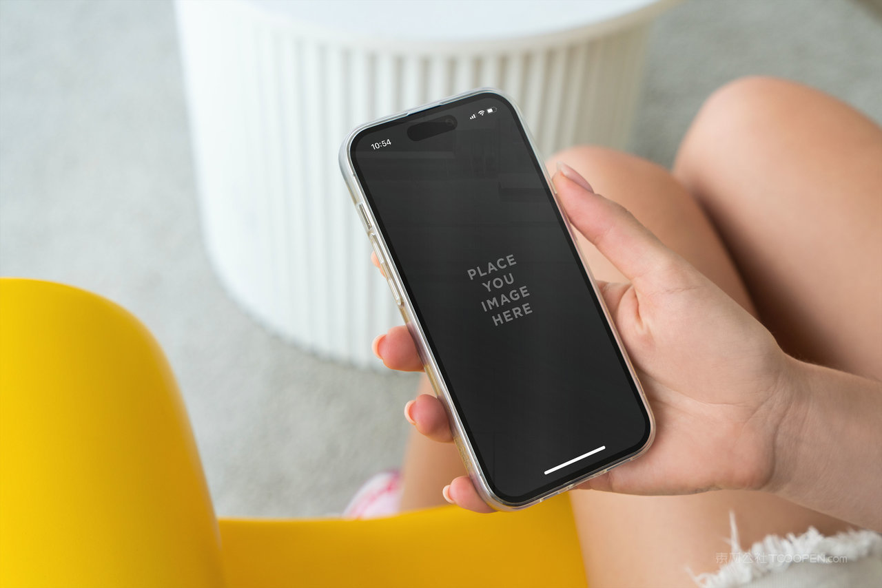 手拿手机屏幕场景样机