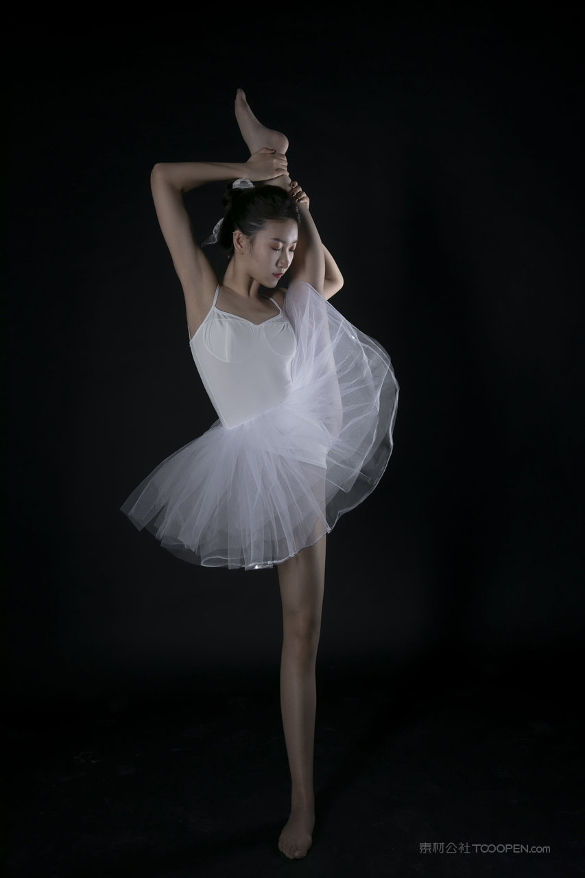 美女舞蹈老师一字马人体艺术照欣赏