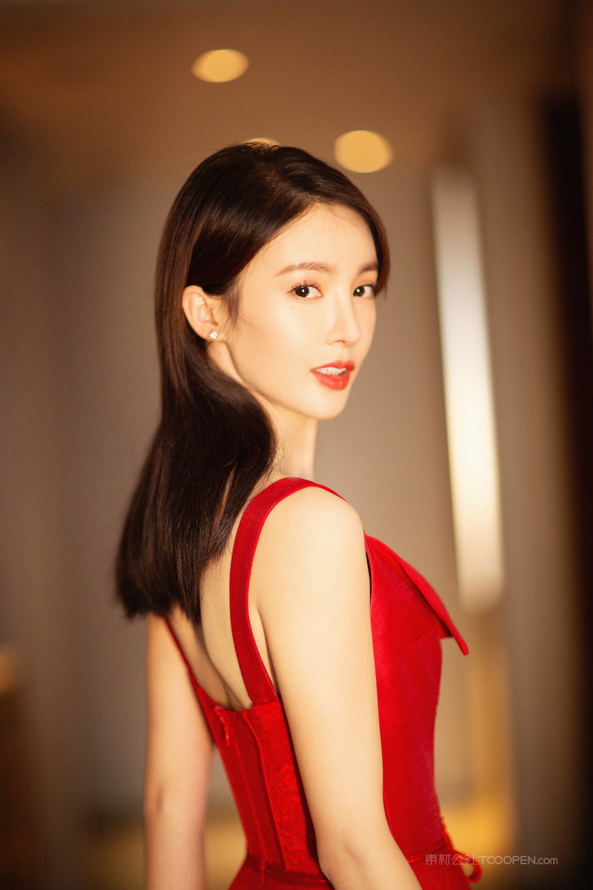 內娱女海王金晨高清性感背影写真图片