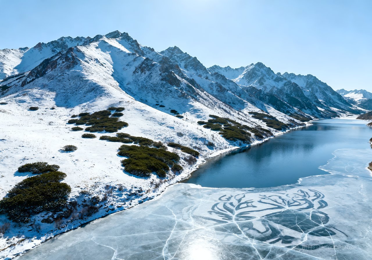 雪景风景唯美冬季山峰自然山水冬天河流