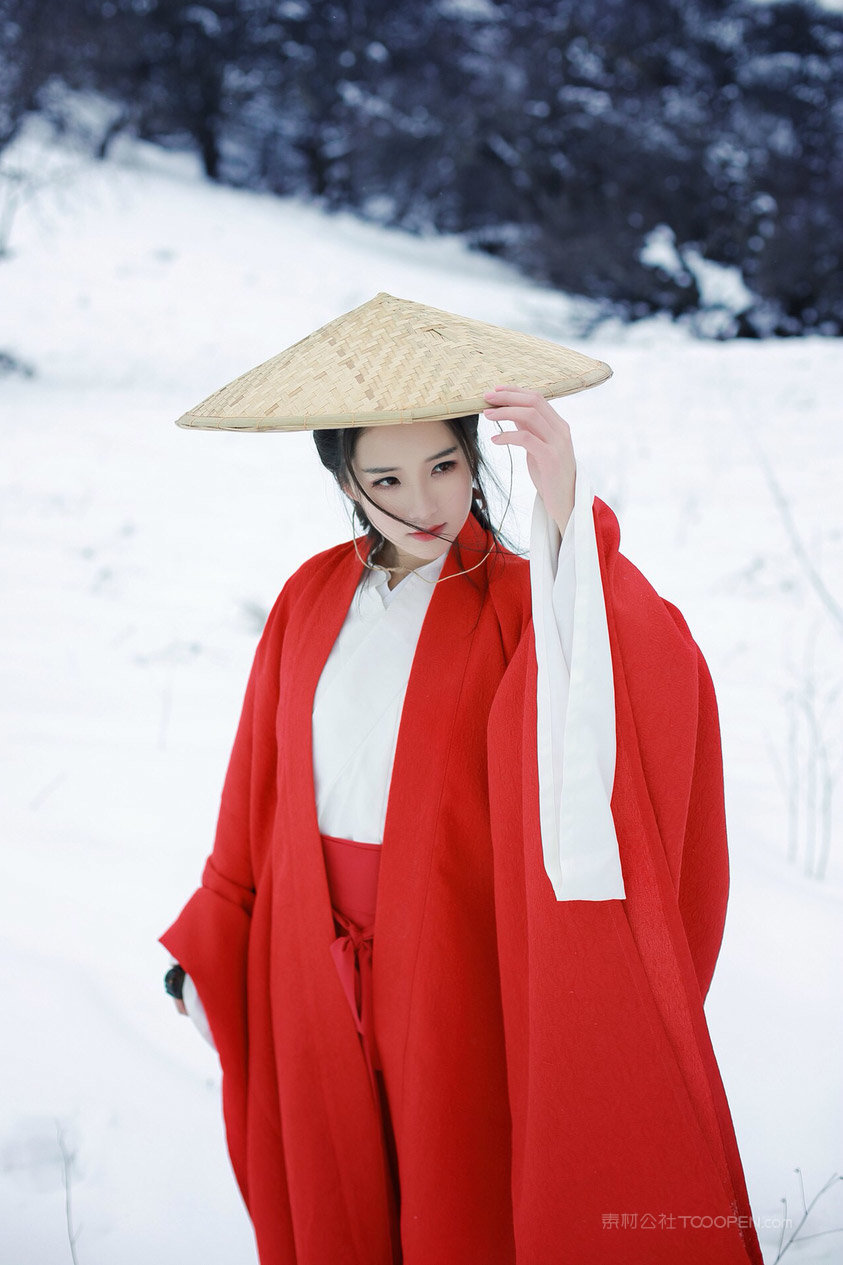 冬季户外白雪上古风红衣清纯美女图片素材