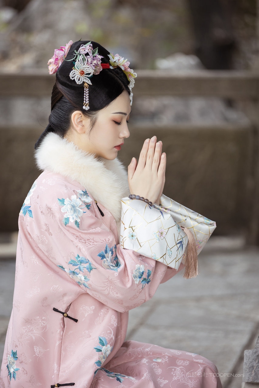 祈福的清宫旗袍美女小主古装艺术摄影写真图片