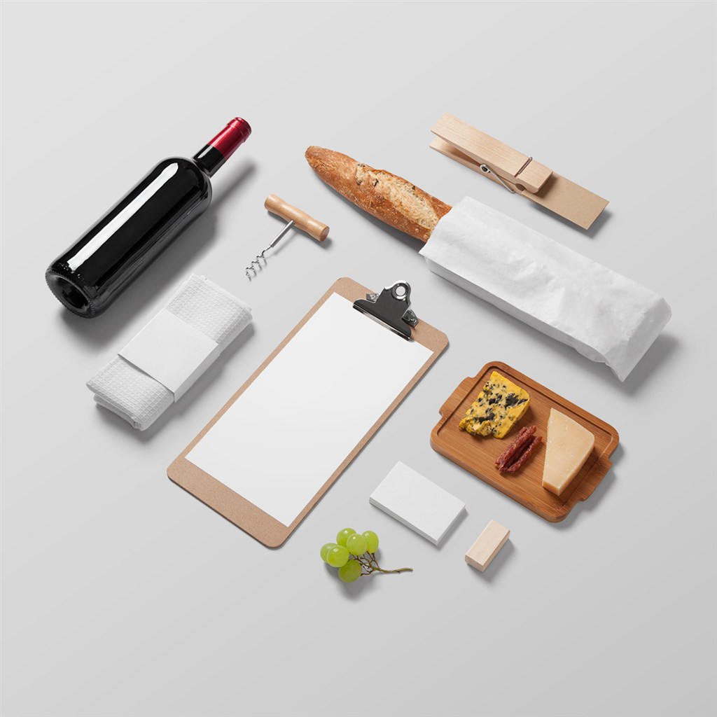 西餐厅红酒面包写字板样机模板