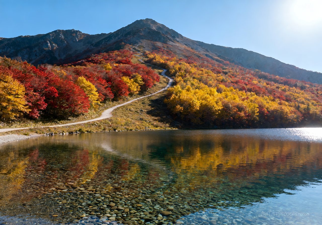意境山峰唯美天空秋季山水湖泊青山