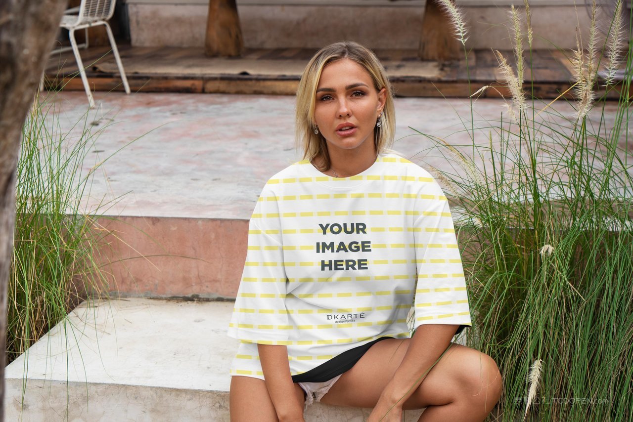 宽大女性半袖t恤样机