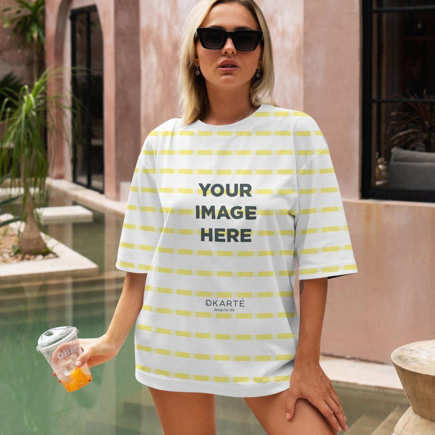 宽大女性半袖t恤样机