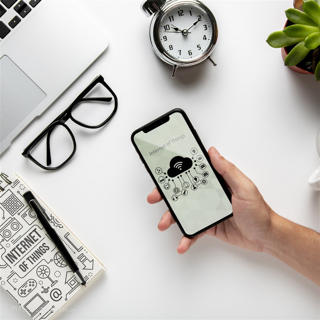 手拿手机贴图样机