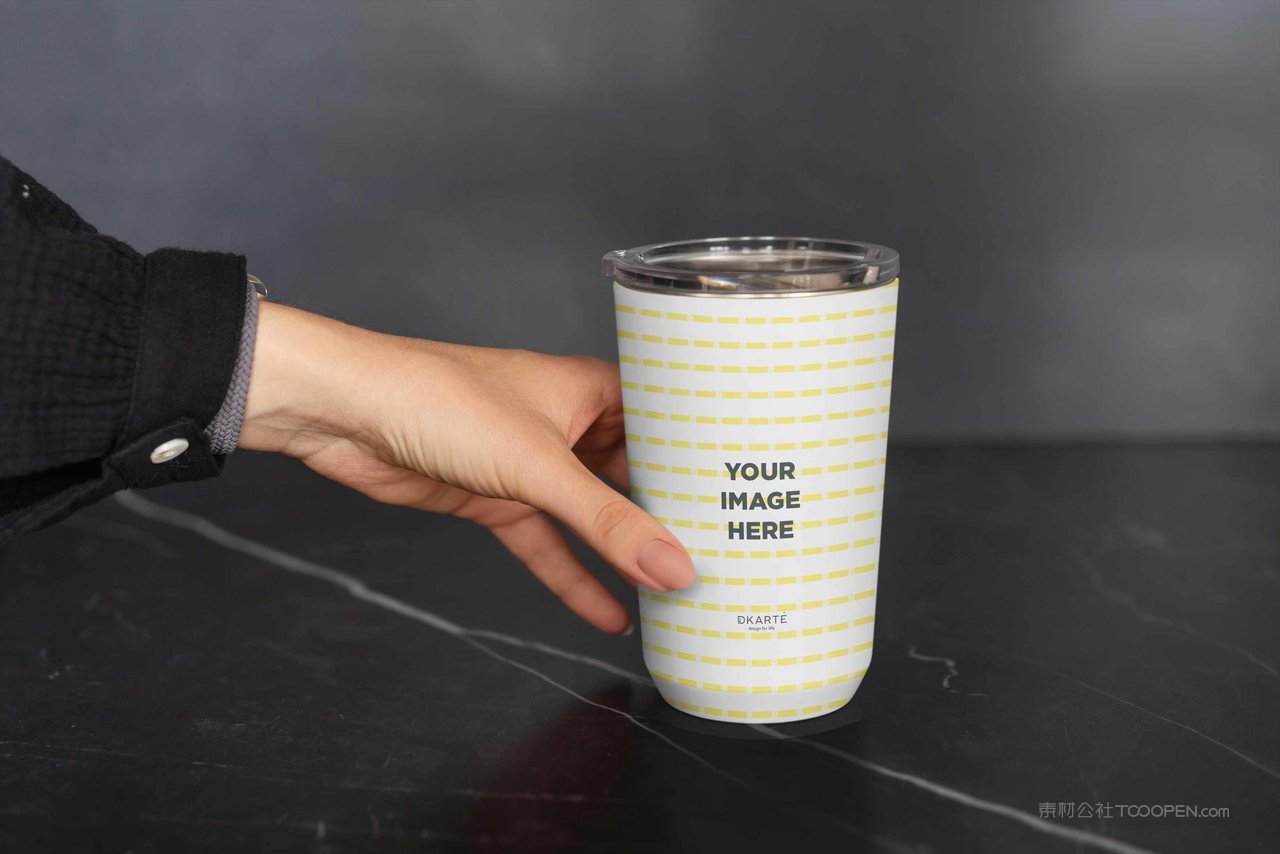 手拿水杯保温杯图场景样机