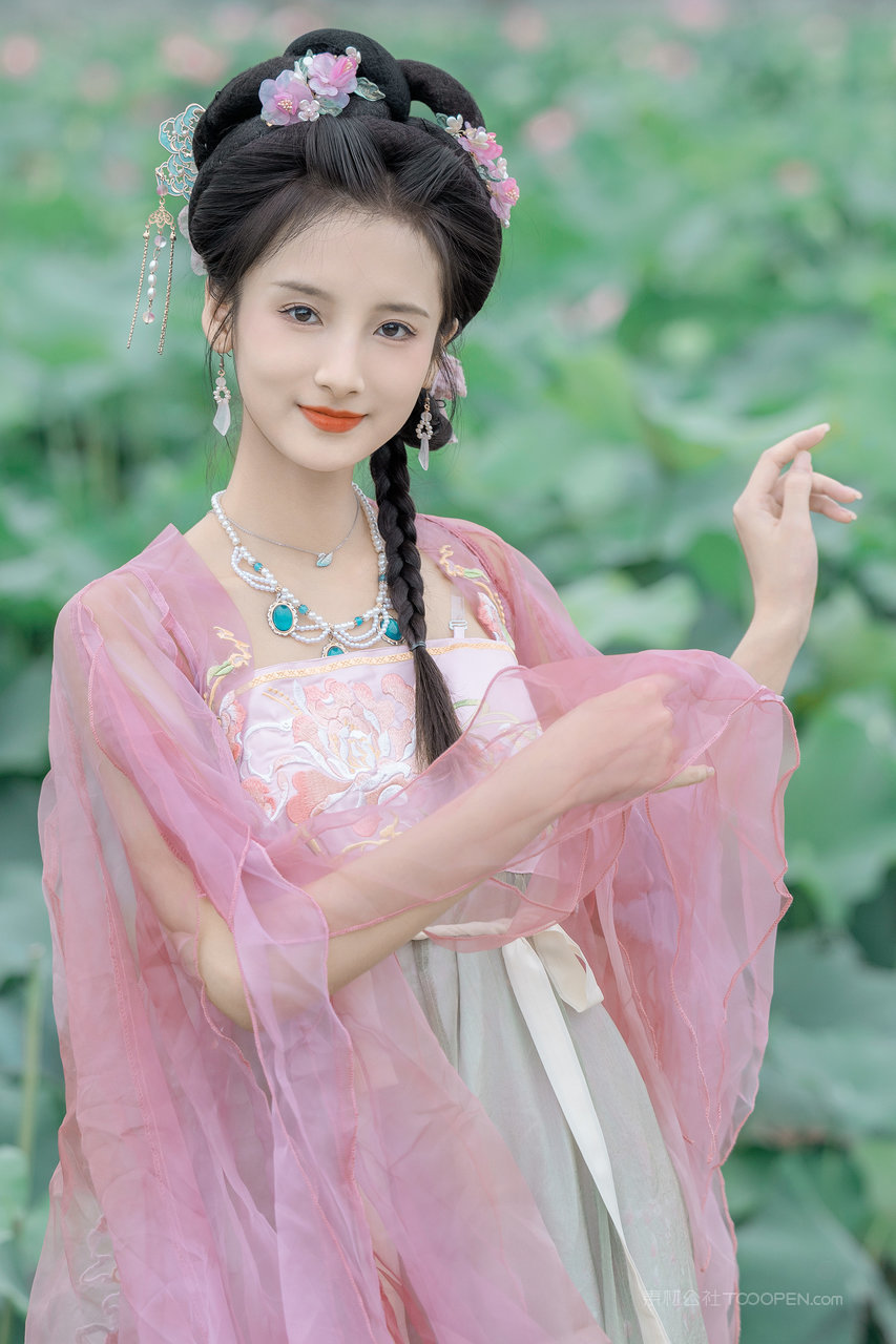 荷花池里的古装汉服美女图片