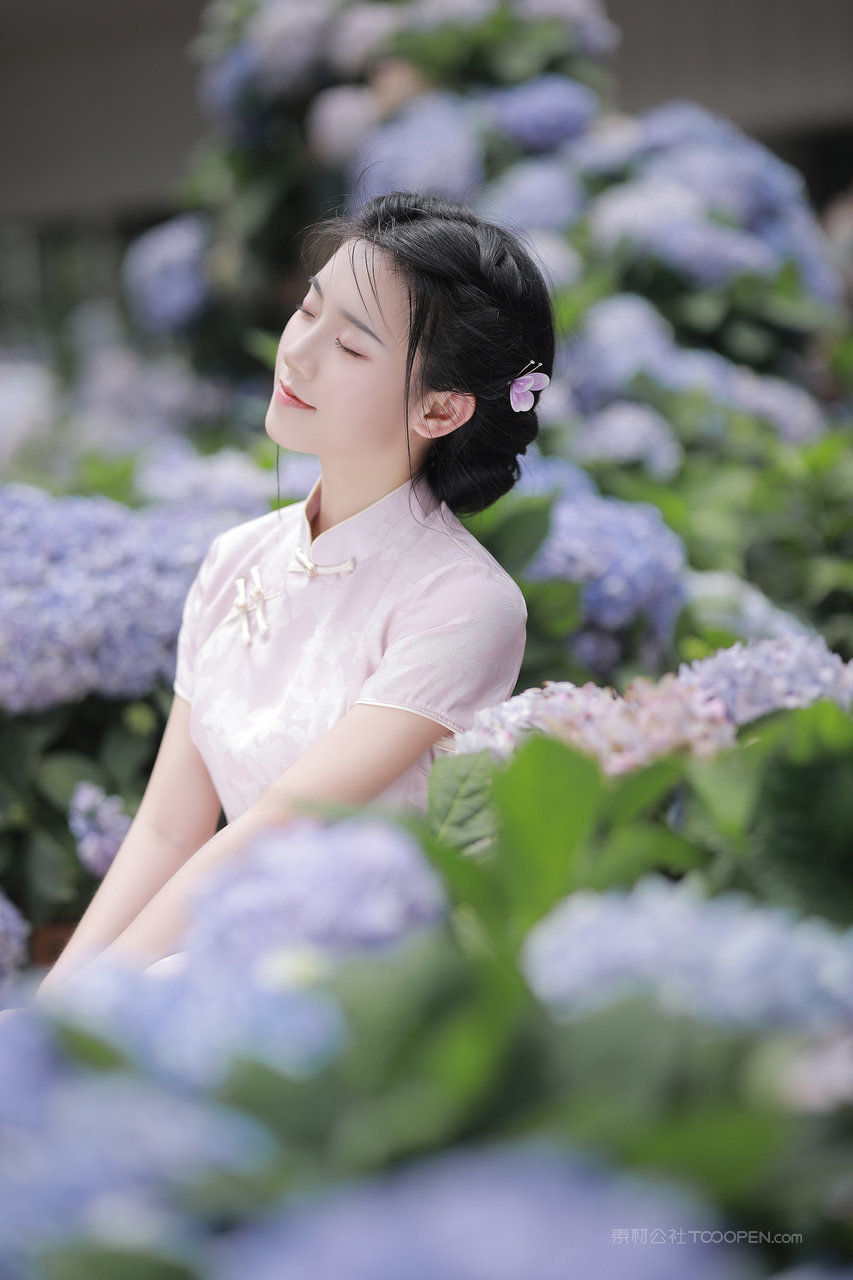 国内精选养眼气质旗袍美女写真图片