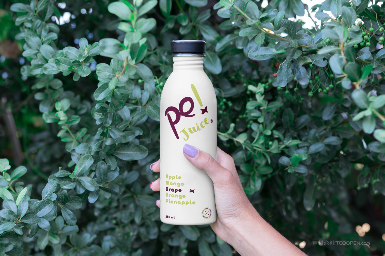 手拿饮料瓶场景样机