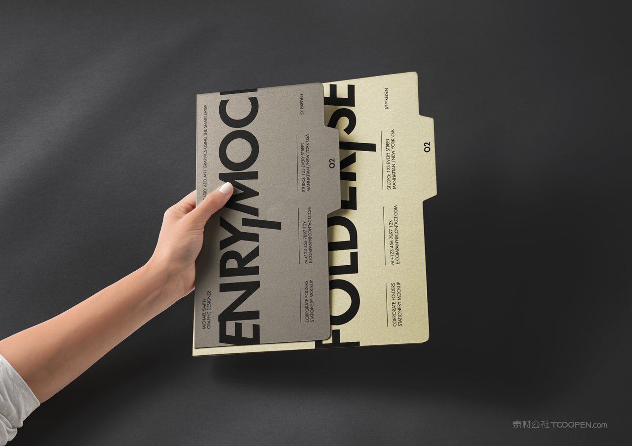 手拿纸夹样机效果图展示文件夹设计