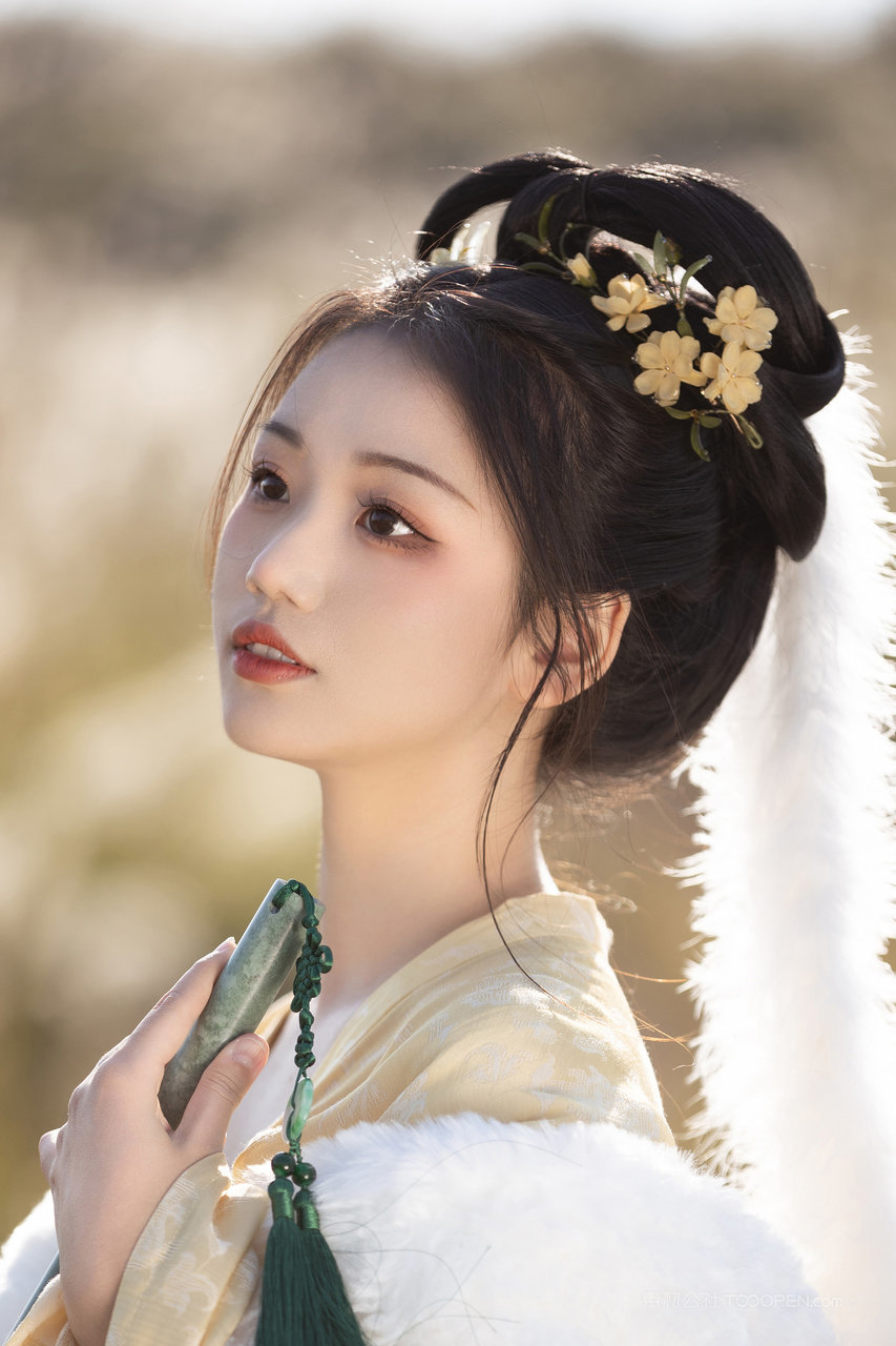 抱着玉箫的极品古装美女主播艺术写真图片