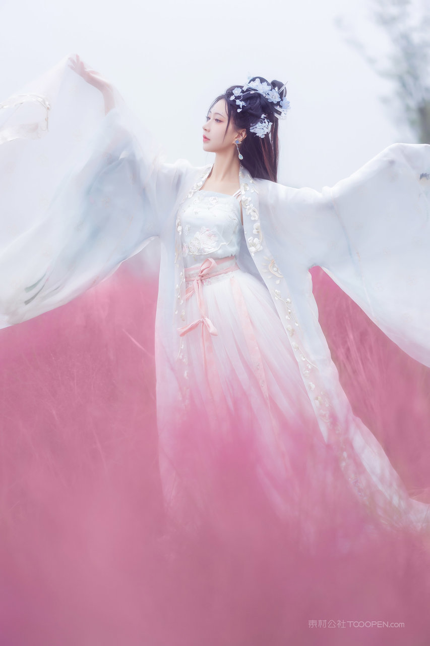 白衣古装美女热舞高清图片