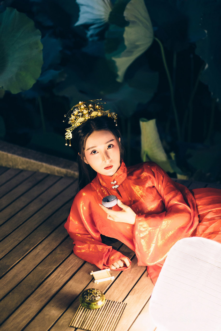 头戴皇冠汉服美女摄影图片