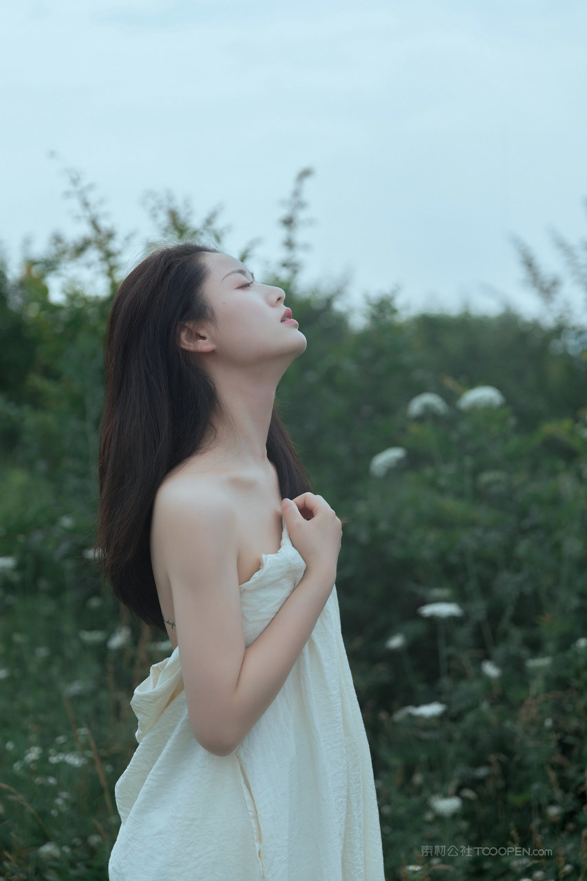 户外草地上的尤果美女网气质模特性感写真图片