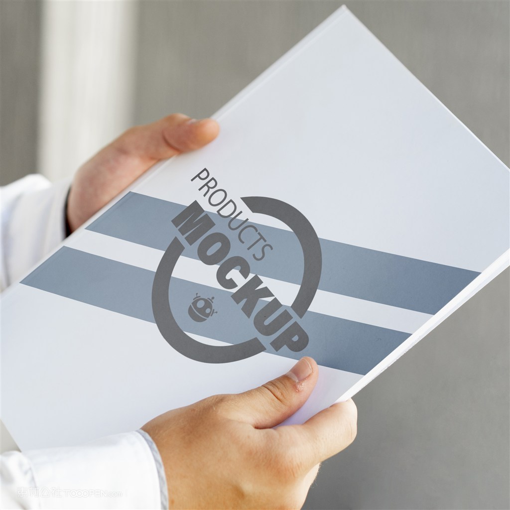 商务人士手捧企业画册贴图样机