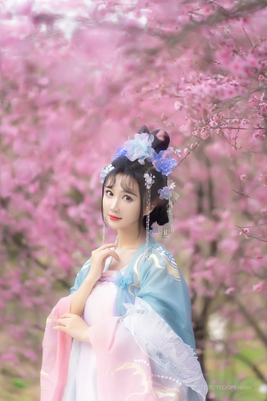 甜美可爱的古装美女户外艺术照欣赏