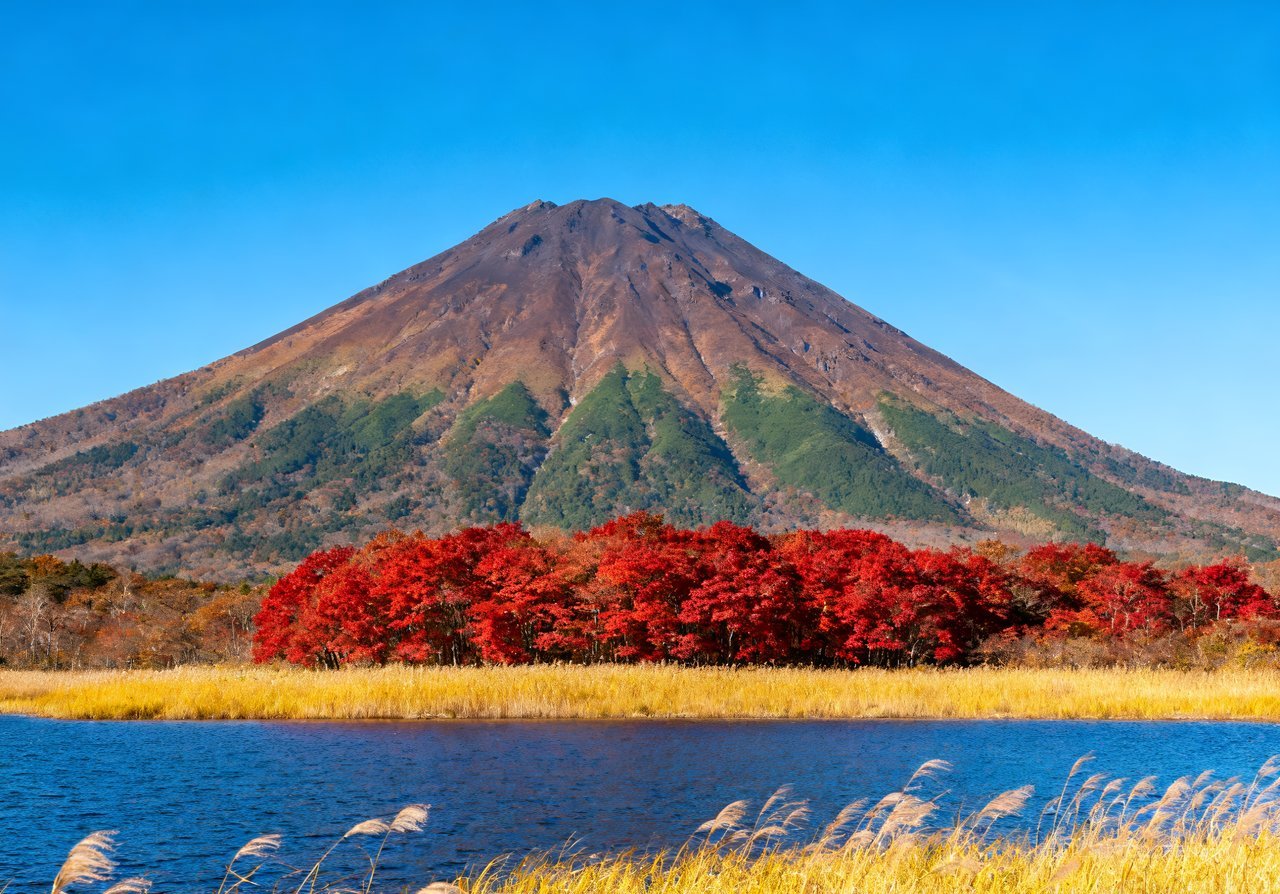 秋季山水山峰意境湖泊青山天空唯美
