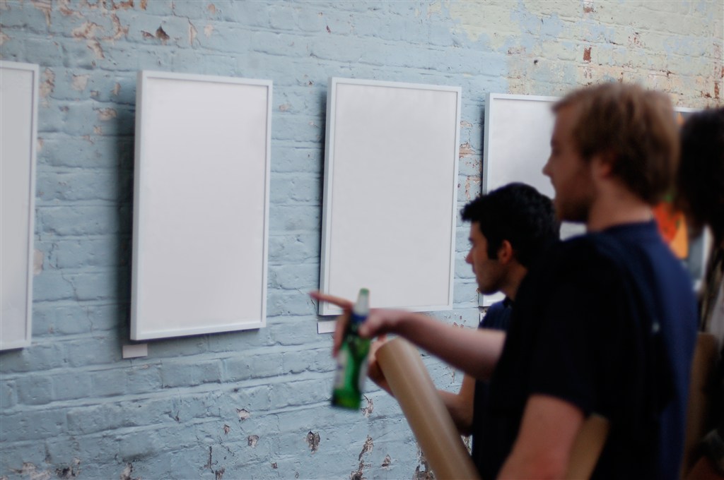 墙上的画展镜框海报样机