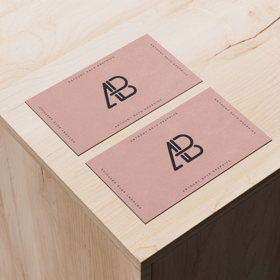 木纹背景上的高档名片贴图