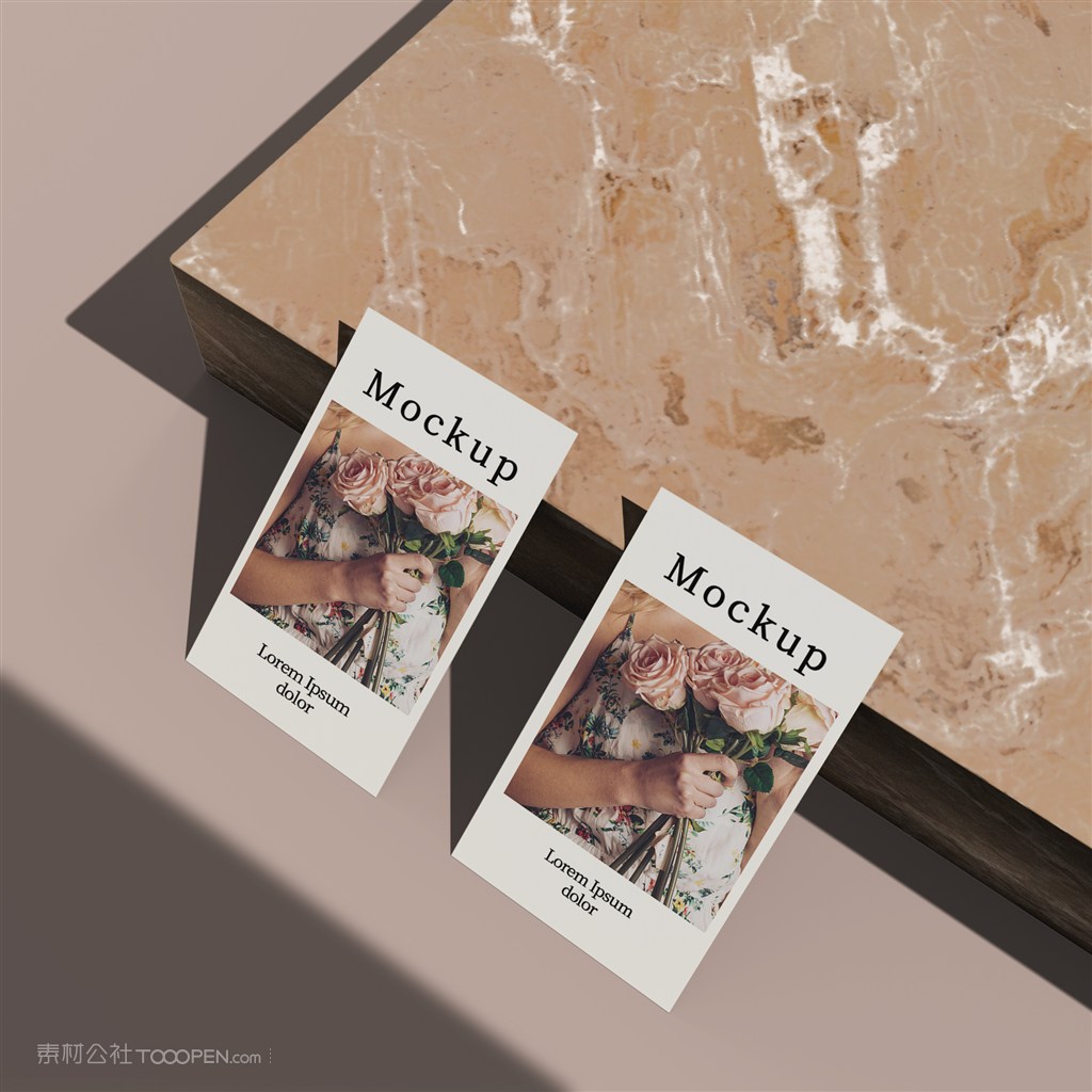 靠在大理石上的卡片贴图样机