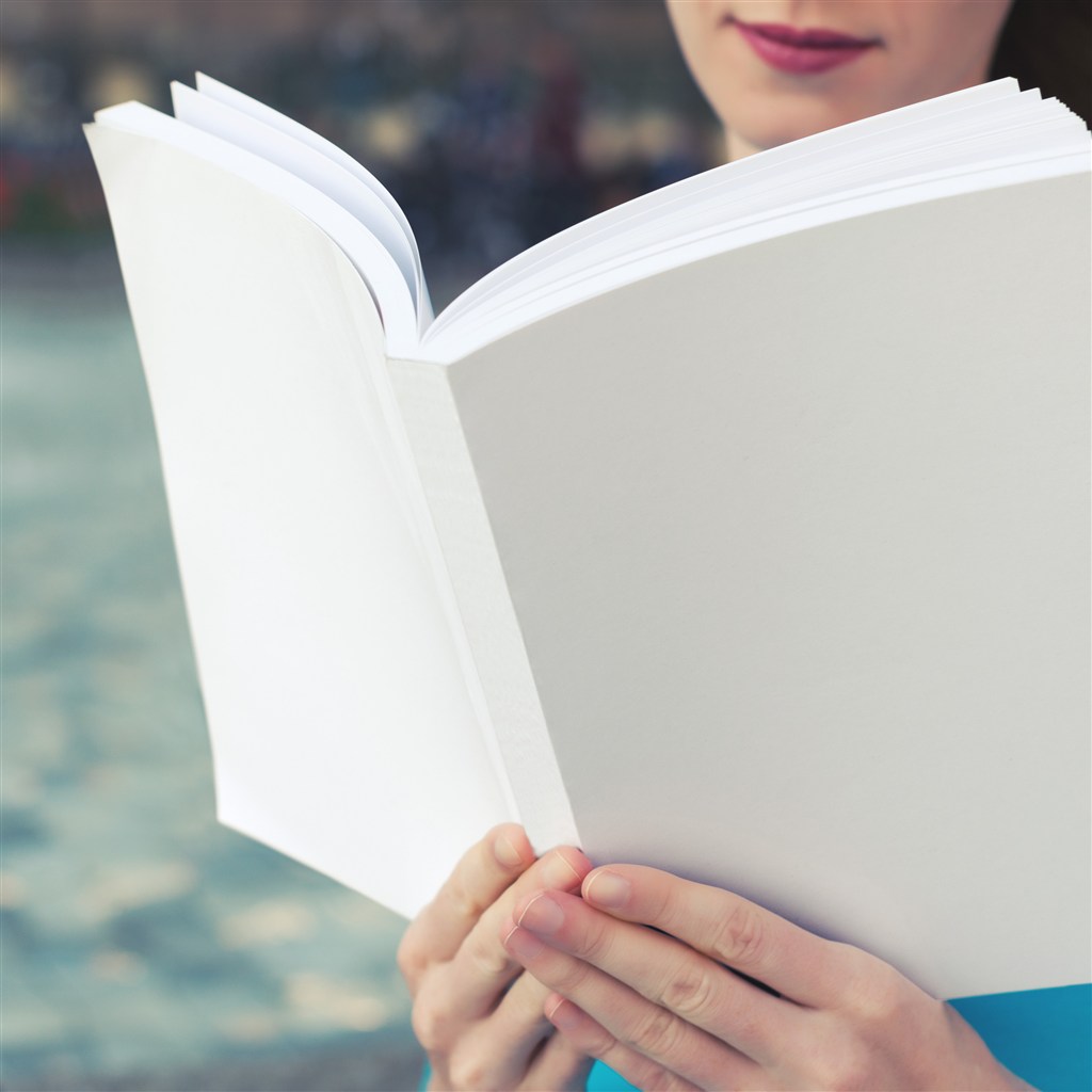 手持空白封面画册样机