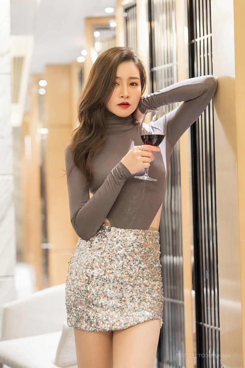 国产精品秀人网绝色美女超短裙诱惑私拍套图下载