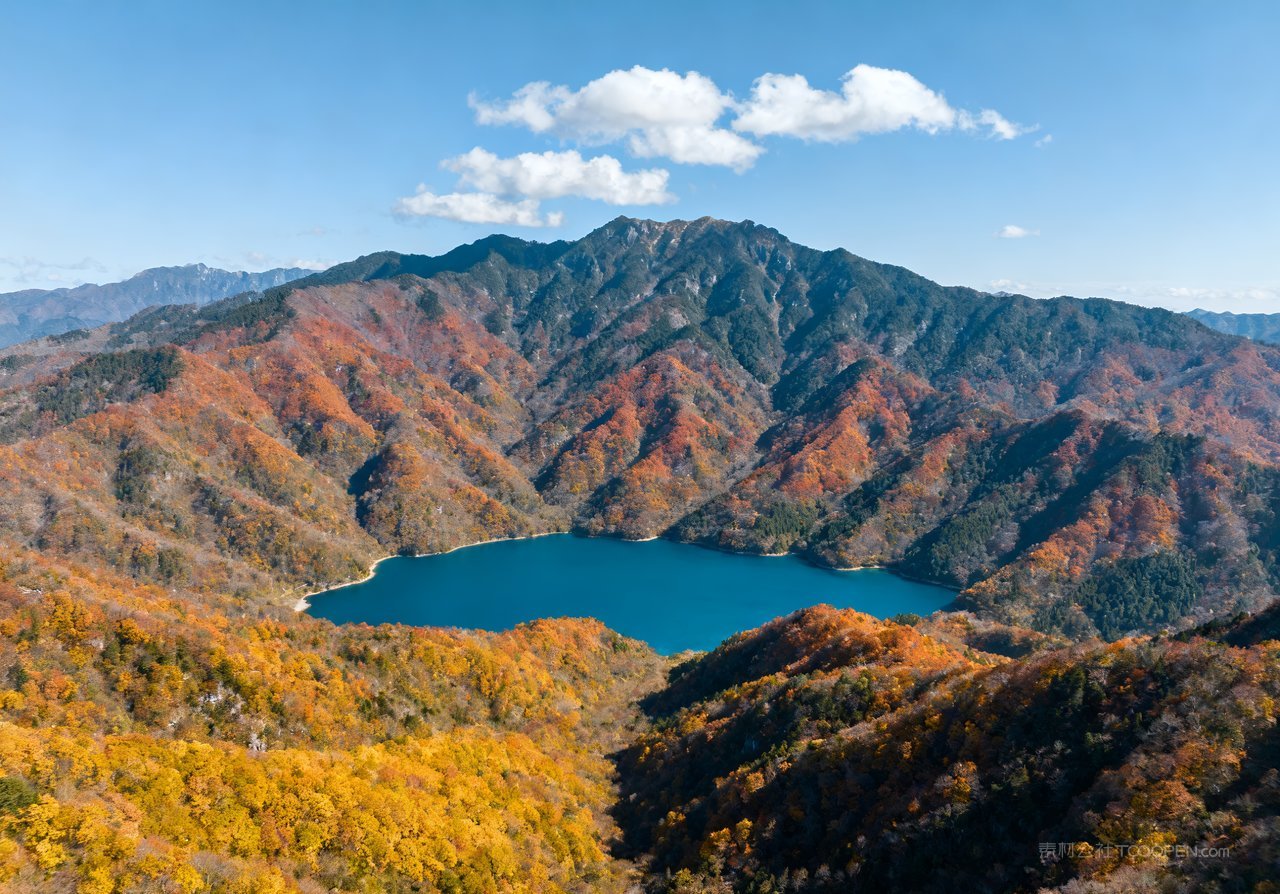 青山天空山峰湖泊秋天意境山水唯美