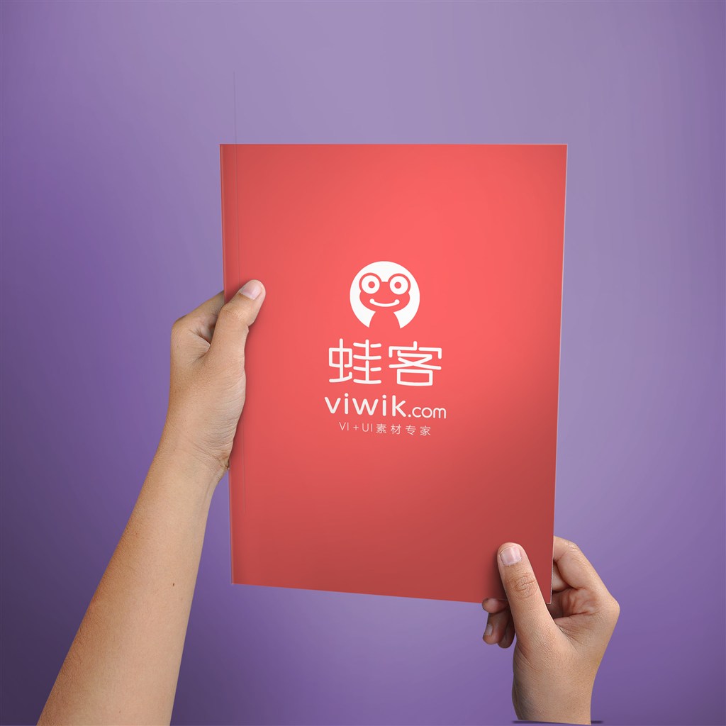 手拿宣传画册样机