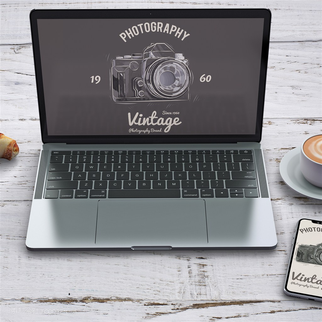 咖啡杯旁边的电脑贴图样机