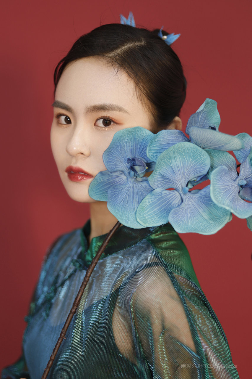 国模气质美女艺术照写真图片