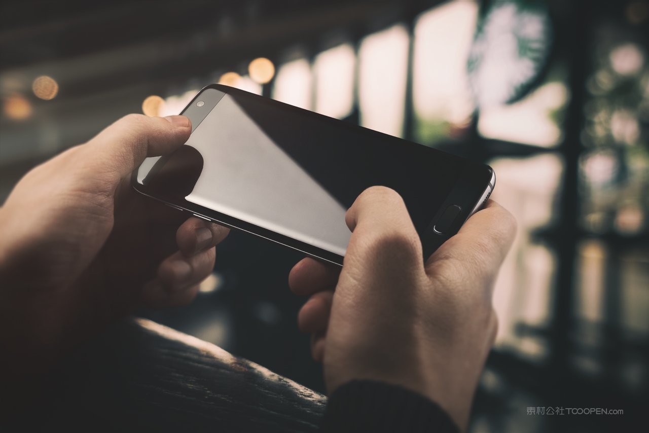 手拿手机场景样机