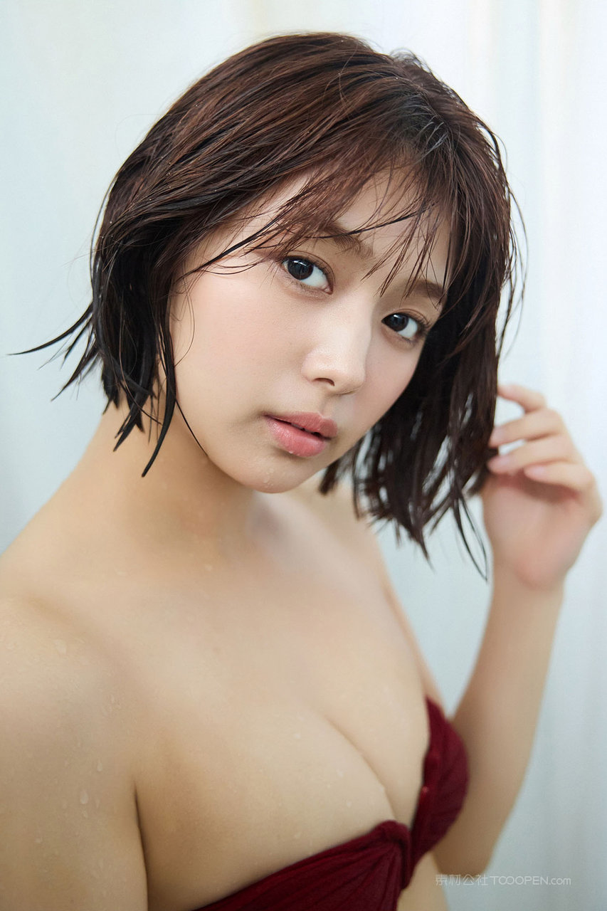 短发泳装美女洗澡