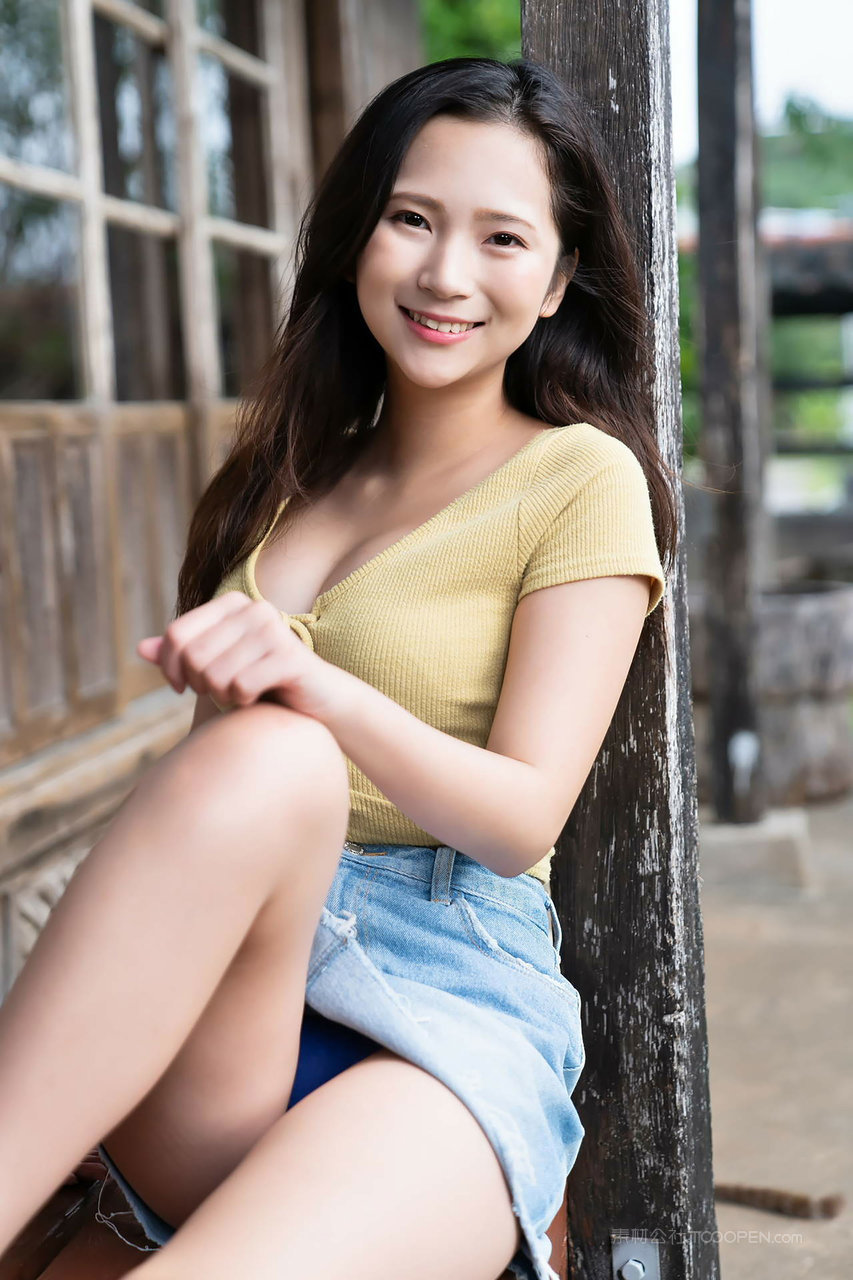 美女穿牛仔裤短裙走光图片