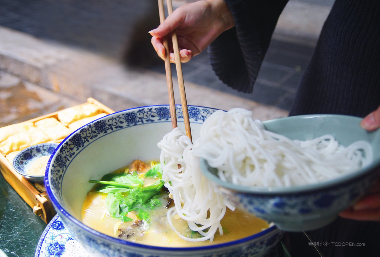 云南特色过钱米线手夹米线