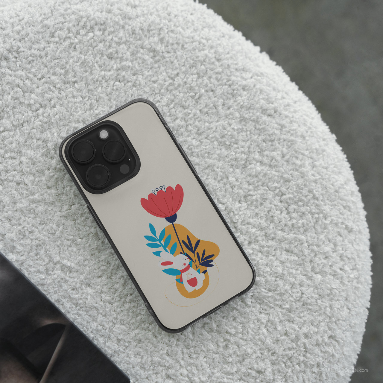 桌面上的手机iPhone14手机贴图样机