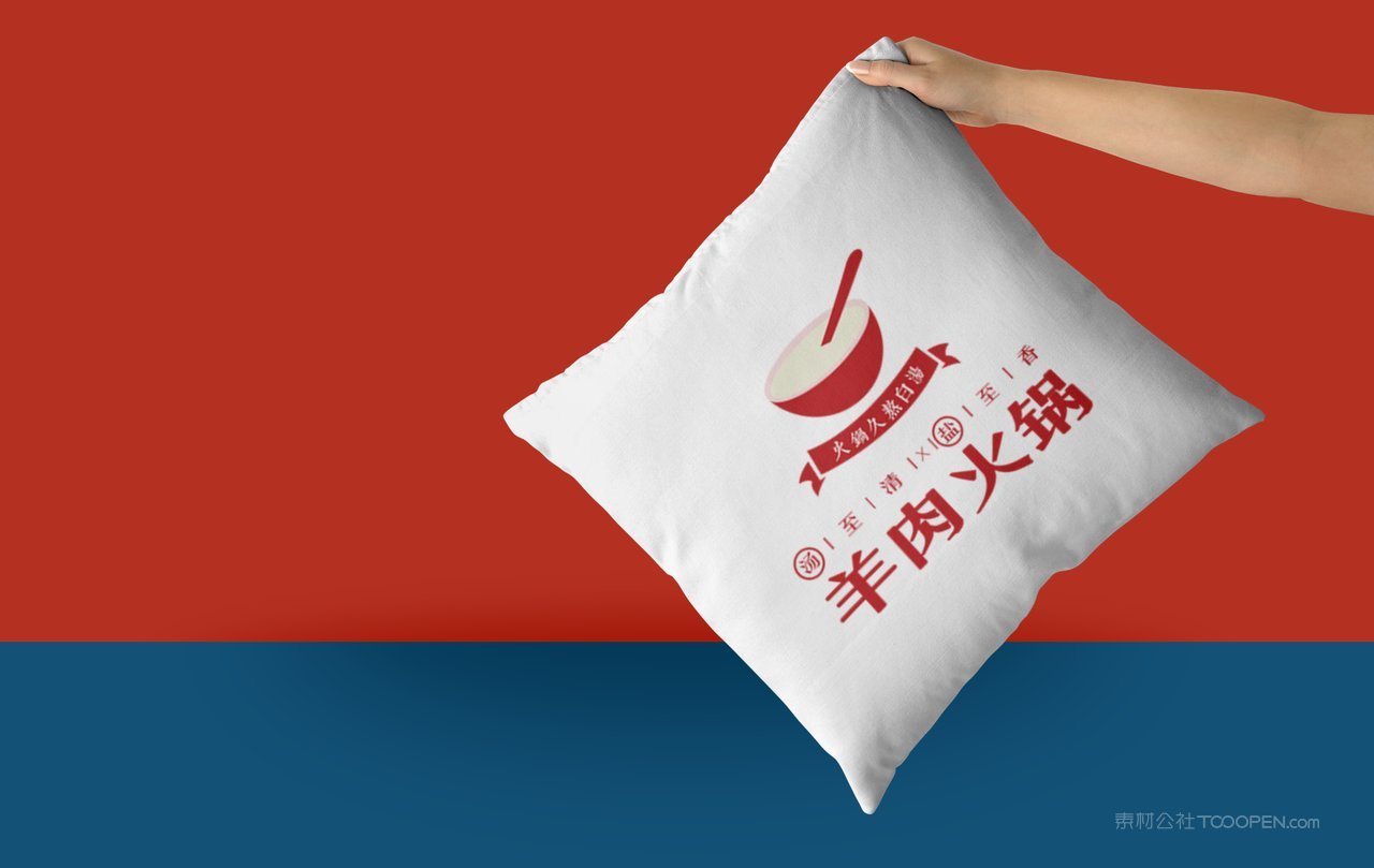 手执白色抱枕红色餐饮中餐火锅餐厅vi样机