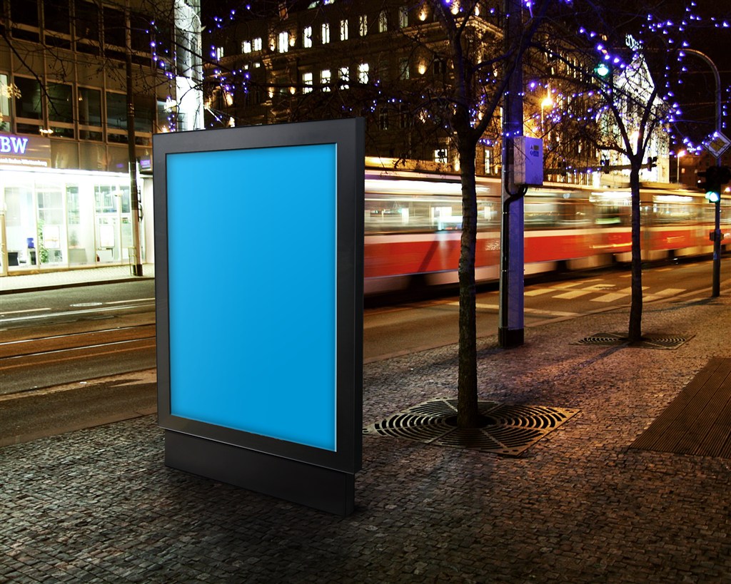 户外晚上海报样机