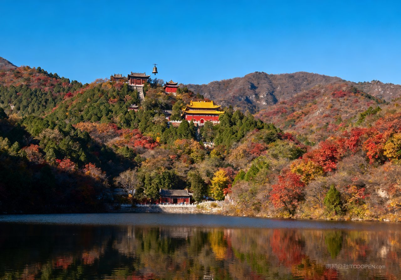 天空意境秋天湖泊山水山峰唯美