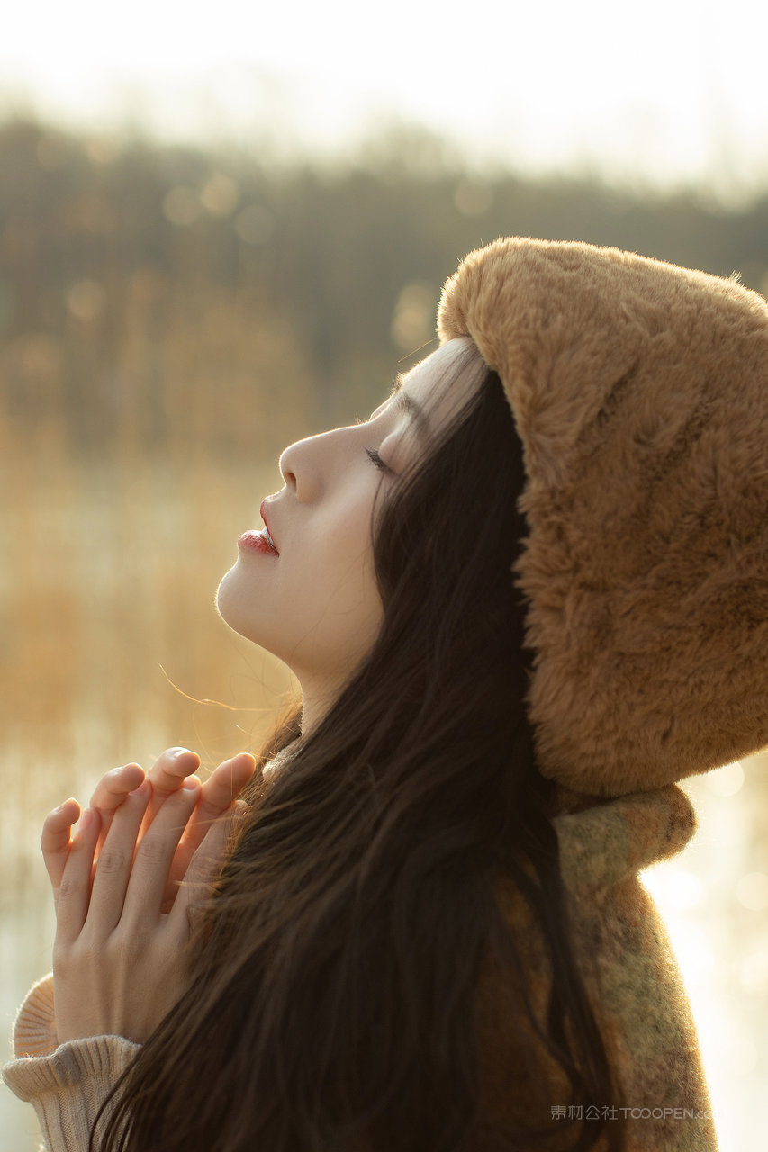 祈祷的少女好看的头像女生图片